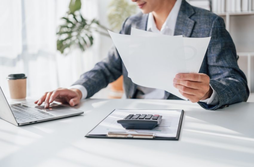 Janeiro exige atenção redobrada de MEIs e pequenos negócios a prazos e ajustes tributários Atualização do valor do DAS, prazo para adesão ao Simples Nacional e início da transição da Reforma Tributária impactam empreendedores em 2026.