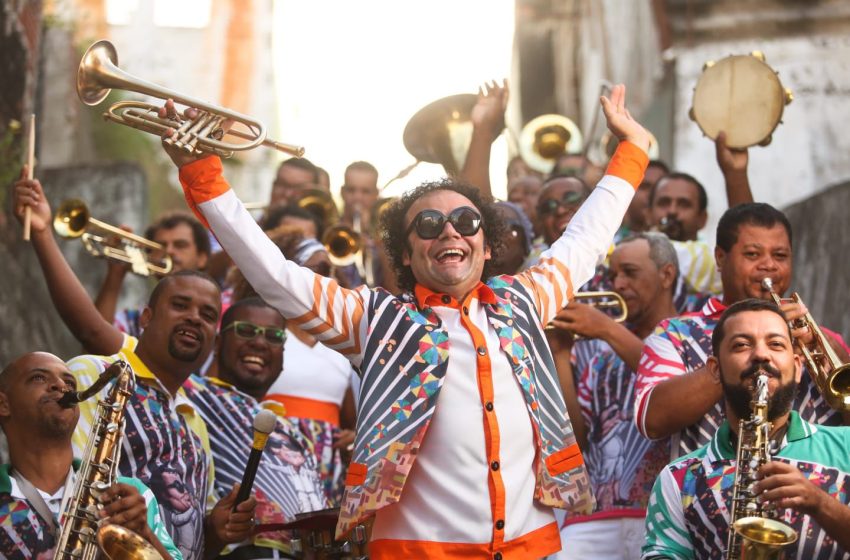  Bal Masqué acontece neste sábado no Clube Internacional com shows e ingresso solidário Baile tradicional que antecede o Carnaval reúne André Rio, Almir Rouche, Maestro Forró, Ed Carlos e Nonô Germano, com acesso à pista mediante doação de 2kg de alimentos.