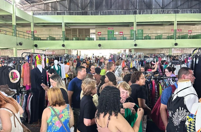  Encontro de Brechós terá edição especial de dois dias em janeiro, com peças a partir de R$ 15 Evento acontece nos dias 17 e 18, no Clube Português do Recife, reunindo brechós com opções acessíveis e achadinhos ideais para montar looks de Carnaval.
