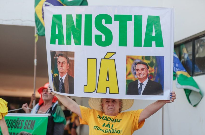  Alexandre de Moraes informa que 1.399 pessoas já foram responsabilizadas criminalmente pelos atos de 8 de janeiro Condenações incluem Jair Bolsonaro, ex-integrantes do governo e ex-cúpula da PM do DF; penas chegam a 27 anos e seis meses de prisão.