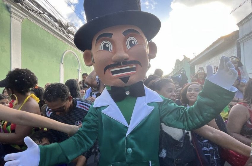  Mascote do Homem da Meia-Noite, Calunguinha celebra 10 anos com prévia infantil em Olinda Projeto “Calunguinha na Folia” realiza sétima edição neste sábado (17), no Pátio do Bonsucesso, com programação gratuita voltada para toda a família.