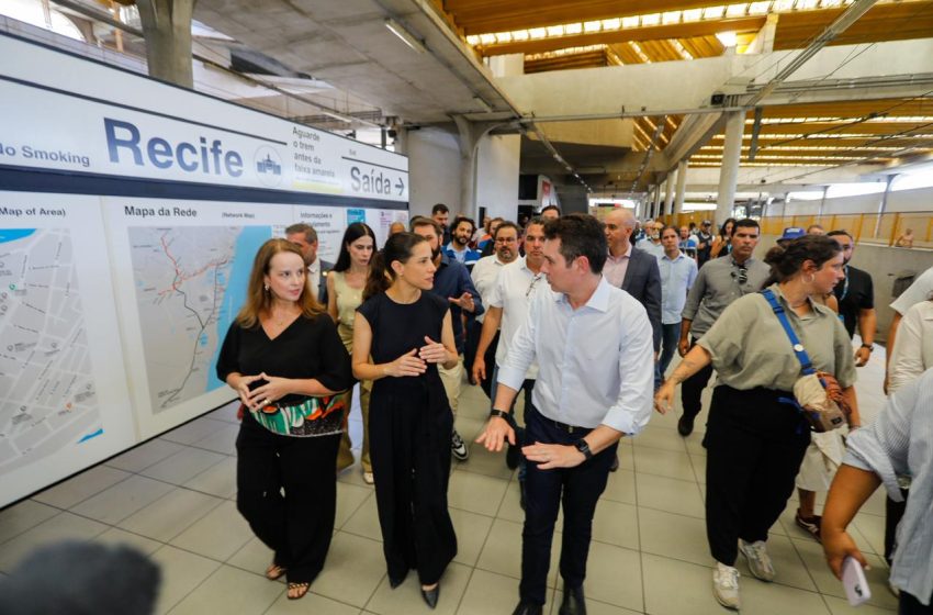  Raquel Lyra e Jader Filho visitam Metrô do Recife e garantem investimento imediato de R$ 500 milhões Recursos serão aplicados na recuperação da malha metroviária, reforma de estações, chegada de novos trens e aquisição de ônibus elétricos para a Região Metropolitana.