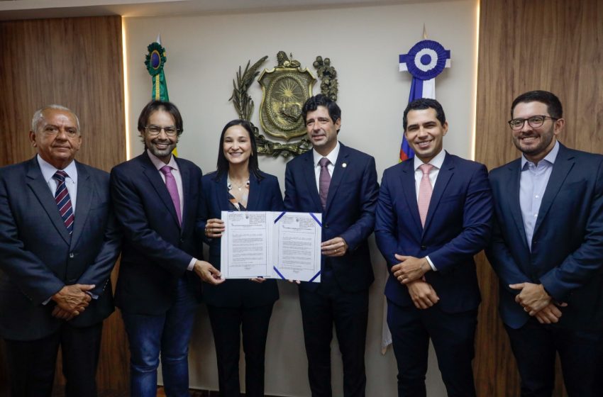  Pernambuco promulga lei pioneira no Brasil que garante destaque de honorários advocatícios em processos administrativos Proposta de Rodrigo Farias e Romero Albuquerque assegura pagamento direto aos advogados e amplia segurança jurídica no Estado.