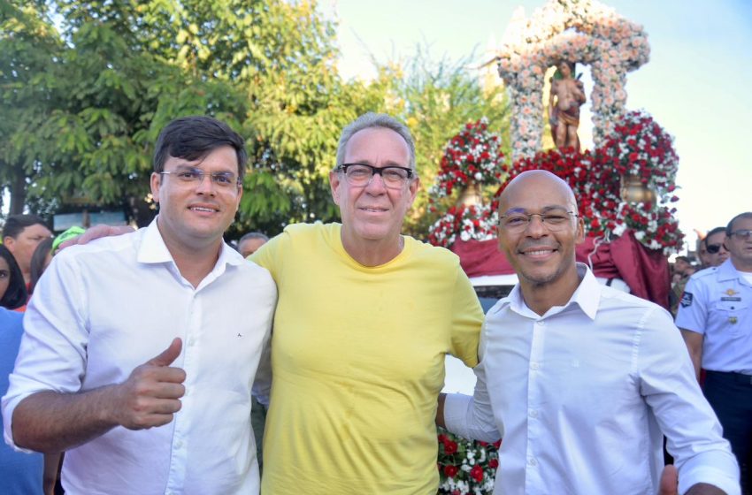  Álvaro Porto participa da Festa de São Sebastião ao lado do prefeito Marivaldo Pena em Altinho Presidente da Alepe acompanhou a procissão e destacou a importância da celebração para a fé, a cultura e a economia do município.