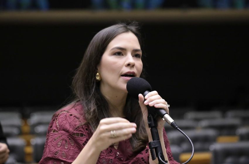  Maria Arraes denuncia suposta espionagem política da Polícia Civil e cobra apuração federal Deputada questiona quem ordenou o monitoramento de adversários do Governo de Pernambuco e compara caso à “Abin paralela” do bolsonarismo
