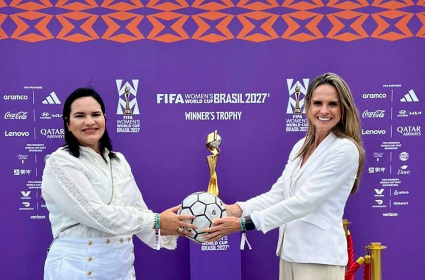  Pernambuco marca presença no lançamento da marca da Copa do Mundo Feminina da FIFA 2027™️ no Rio Ivete Lacerda e Michele Collins representaram o Estado em Copacabana, onde a FIFA apresentou o emblema, o slogan “Vai ser Épico™️” e a identidade sonora do torneio.