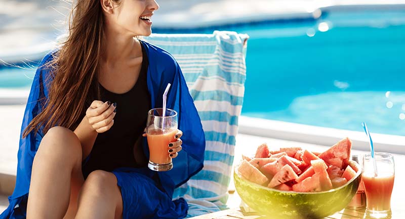  Alimentação pode ser aliada nos dias de calor Frutas ricas em água e opções naturais ajudam na hidratação e na reposição de eletrólitos durante períodos de altas temperaturas