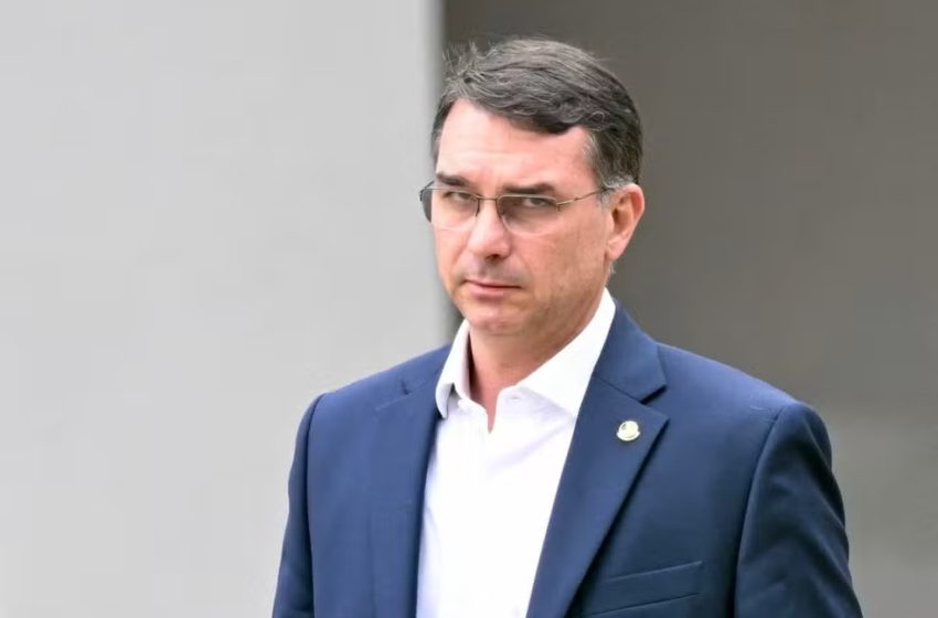  Rogério Marinho abandona disputa no RN e passa a integrar pré-campanha presidencial de Flávio Bolsonaro Ex-ministro e líder da oposição no Senado muda de estratégia a pedido de Jair Bolsonaro e reforça articulação do PL no Nordeste.
