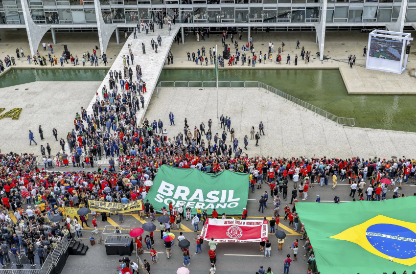  Lula joga para a plateia ao vetar a dosimetria e empurra desgaste para o Congresso Veto ao PL das penas do 8 de Janeiro expõe estratégia política do Planalto, esvazia discurso de pacificação e reacende embate institucional.