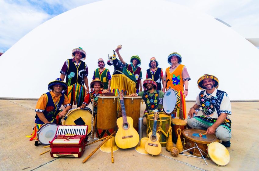  Pé de Cerrado celebra 25 anos com espetáculo gratuito na Praça do Arsenal, no Recife Grupo brasiliense apresenta “Os Brincantes” nesta sexta (30), com participação do Grupo Bongar e dos palhaços Irmãos Saúde