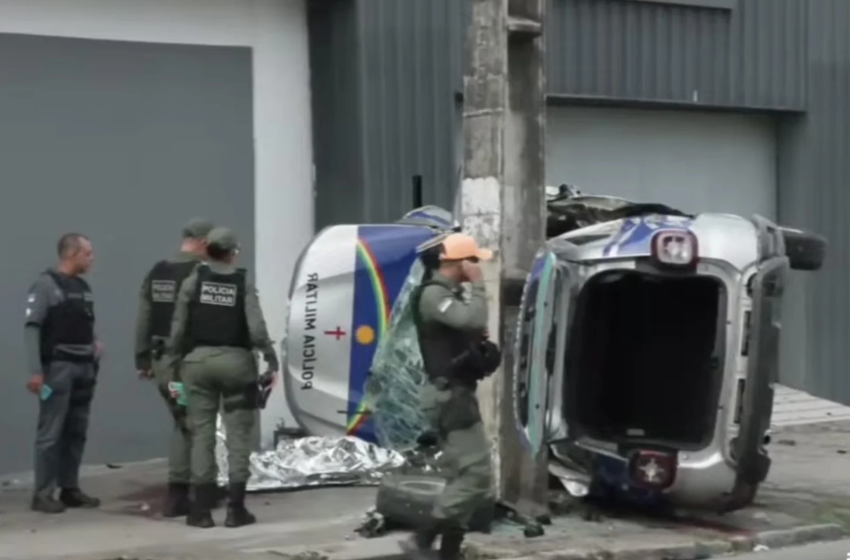  Viatura da Polícia Militar se envolve em sinistro de trânsito e policial morre no Recife Colisão aconteceu no bairro de Afogados durante deslocamento para uma ocorrência; viatura atingiu um carro e um poste de iluminação pública.
