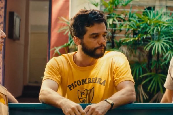  Pitombeira dos Quatro Cantos muda tema do Carnaval 2026 e homenageia filme pernambucano premiado no Globo de Ouro Troça celebra “O Agente Secreto”, de Kleber Mendonça Filho, após sucesso da camisa usada por Wagner Moura e repercussão internacional da obra.