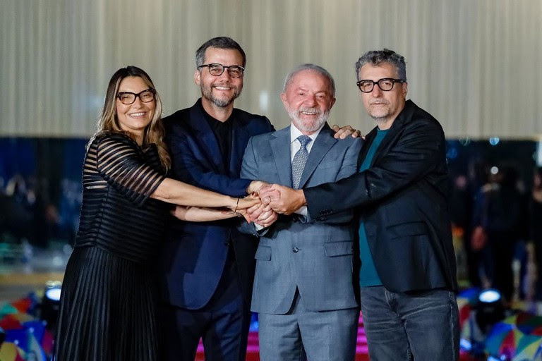  Lula celebra vitórias históricas de O Agente Secreto no Globo de Ouro Filme de Kleber Mendonça Filho conquista dois prêmios inéditos para o Brasil e consagra Wagner Moura como Melhor Ator de Drama.