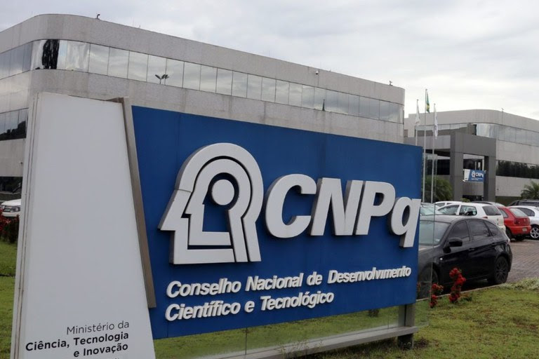  Governo do Brasil recompõe orçamento do CNPq e fortalece a formação científica nacional Serão destinados R$ 186,3 milhões ao Conselho Nacional de Desenvolvimento Científico e Tecnológico (CNPq), vinculado ao MCTI. Ação garante continuidade de bolsas e a formação de pesquisadores em todo o país.