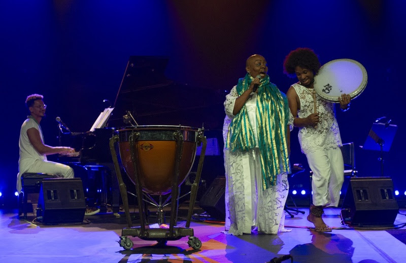  CAIXA Cultural Recife apresenta show “Amém & Amem – Naná Vasconcelos 80 Anos” em homenagem ao mestre da percussão Espetáculo celebra o legado do percussionista pernambucano com Virgínia Rodrigues, Zé Manoel, Lucas dos Prazeres e Marivaldo dos Santos, de 12 a 14 de janeiro de 2026.