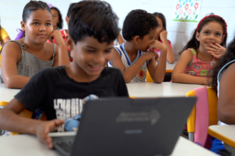  Programa Escolas Conectadas alcança 68,4% das escolas públicas em 2025 e avança rumo à universalização da internet Iniciativa já garantiu conectividade a mais de 94 mil unidades de ensino no país, com investimentos de quase R$ 9 bilhões e destaque para Paraná, Piauí e Goiás.