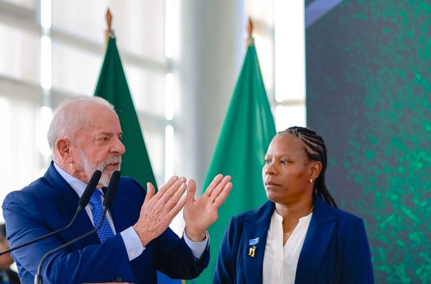  Lula cobra valorização do futebol feminino durante cerimônia do Tour da Taça, em Brasília Presidente critica disparidade salarial entre homens e mulheres no esporte e defende maior reconhecimento às atletas da Seleção Brasileira