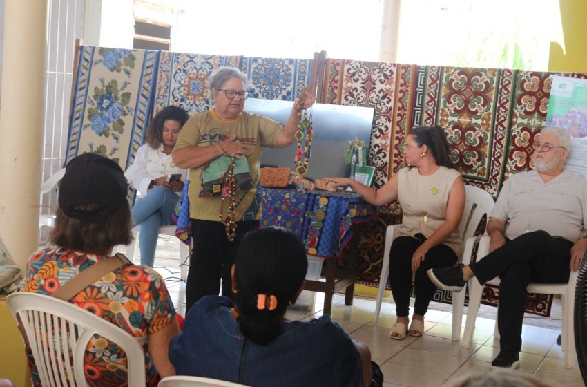  Associação das Tapeceiras de Lagoa do Carro lança projeto de artesanato sustentável com reaproveitamento têxtil Iniciativa Revestex, desenvolvida em parceria com a UFRPE, transforma resíduos em novos materiais e reforça o artesanato como ferramenta de geração de renda e cuidado ambiental