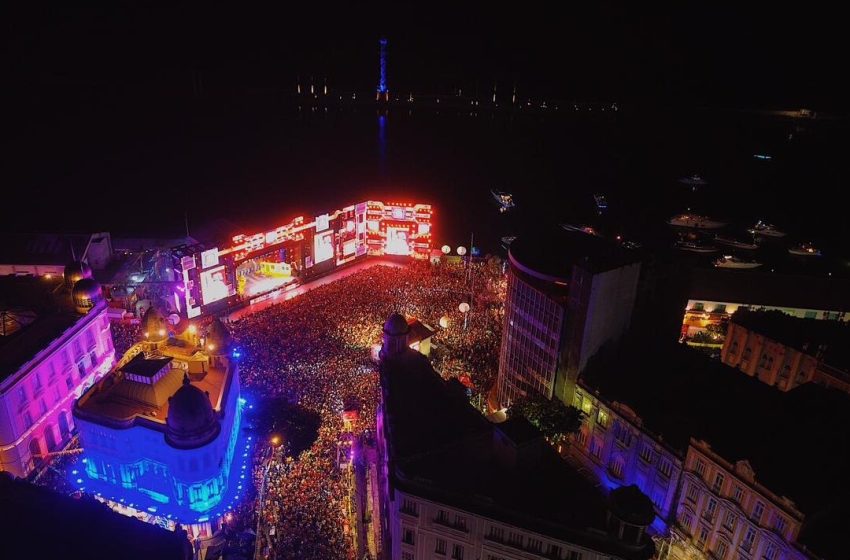  Carnaval do Recife é aberto no Marco Zero com shows de Lenine, João Gomes e Priscila Senna Com o tema “Carnaval do Futuro”, primeira noite reuniu milhares de foliões e destacou a força da cultura local no centro da cidade
