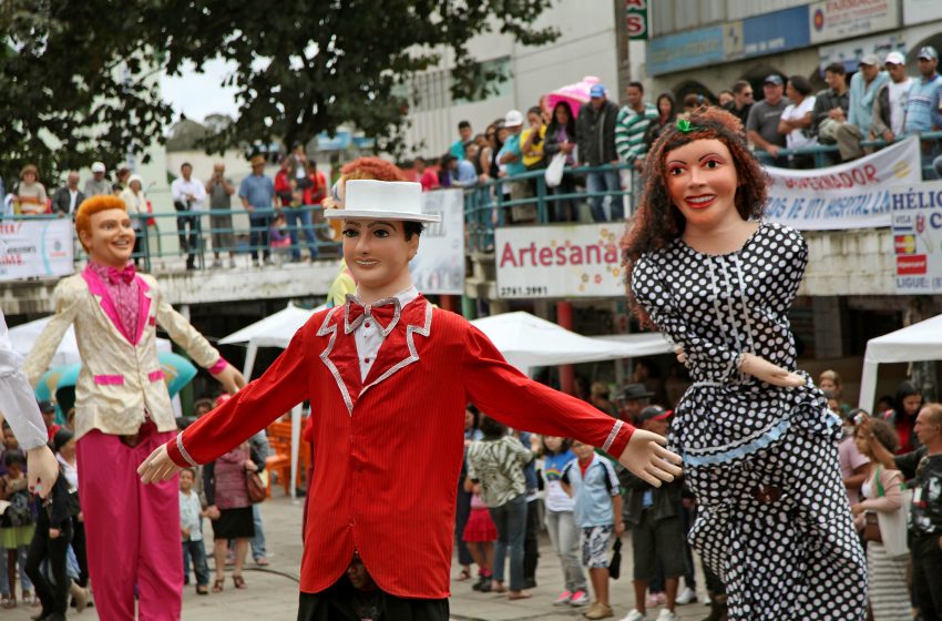  Festival Pernambuco Meu País promove encontro histórico entre Galo da Madrugada, Homem da Meia-Noite e Bonecos Gigantes no Recife Antigo Cortejo Gigantes de Pernambuco reúne ícones do Carnaval em desfile simbólico neste sábado (07), no Centro do Recife, dentro da programação do festival