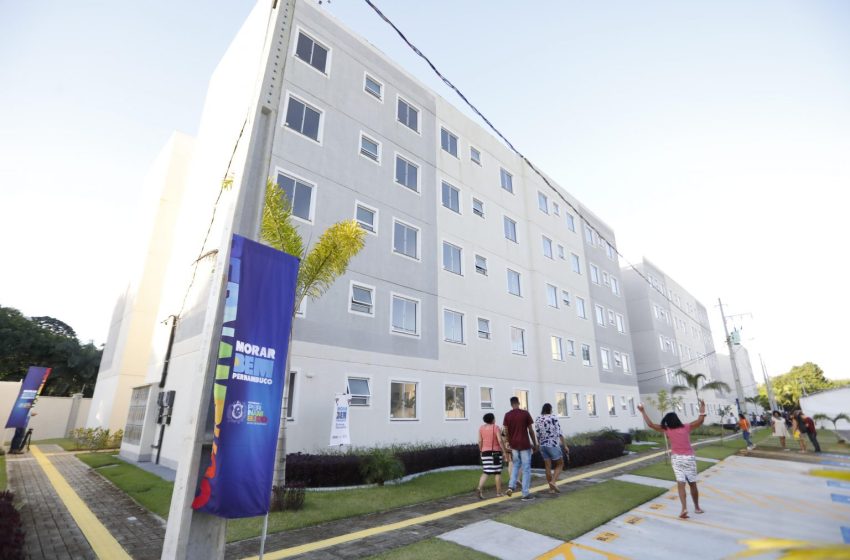  Morar Bem PE – Entrada Garantida ultrapassa 20 mil famílias beneficiadas e consolida nova política habitacional em Pernambuco Com subsídio estadual de R$ 20 mil articulado ao Caixa Econômica Federal e ao Minha Casa, Minha Vida, programa elimina entrave da entrada, reduz inadimplência e impulsiona mercado imobiliário do Litoral ao Sertão