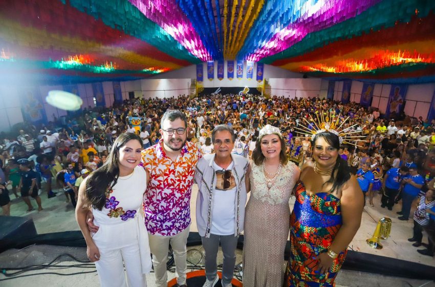  Carlos Santana abre oficialmente o Carnaval de Ipojuca reunindo grande público no Baile Municipal Evento no Clube Municipal marcou o início da folia 2026 com atrações culturais, shows e ação solidária