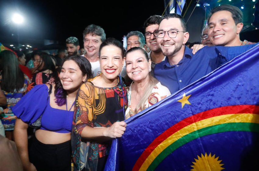  Raquel Lyra encerra Carnaval 2026 em Camaragibe após percorrer polos de folia no Estado Ao lado da vice-governadora Priscila Krause, gestora acompanhou programação no Palco Pernambuco Meu País e destacou segurança e parceria com municípios