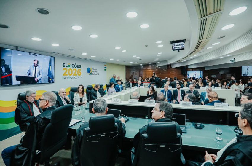  Raquel Lyra prestigia posse de Erik Simões como vice-presidente e corregedor do TRE-PE Cerimônia no plenário do Tribunal Regional Eleitoral de Pernambuco reuniu autoridades e reforçou compromisso com a democracia e o fortalecimento das instituições