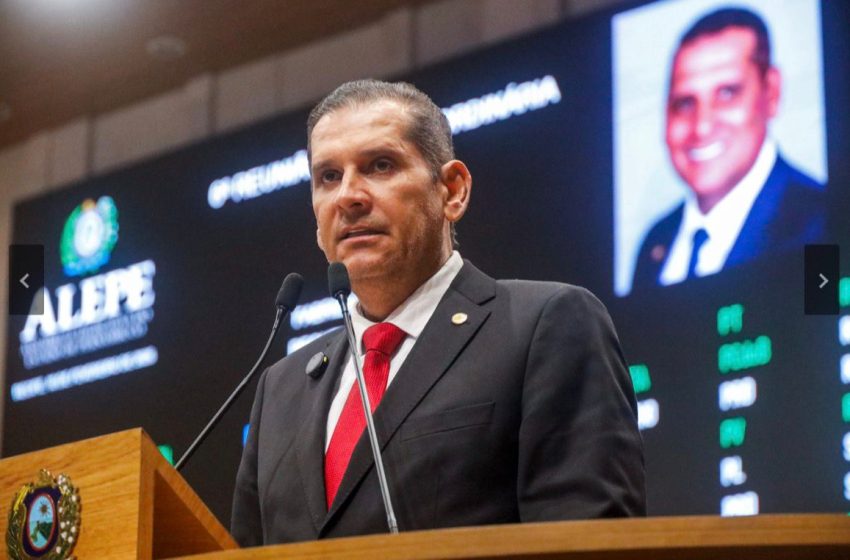  Fabrizio Ferraz cobra melhorias nas rodovias estaduais de Pernambuco Parlamentar encaminha indicações ao Governo do Estado e alerta para buracos, falta de sinalização e riscos a motoristas, especialmente no Sertão