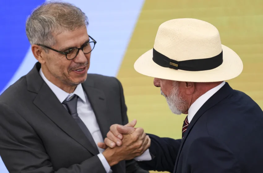  Partido dos Trabalhadores recorre à Justiça para impedir homenagem a adversários no Carnaval.