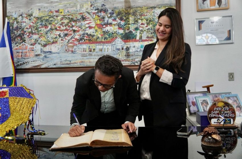  Mirella Almeida transmite cargo ao vice durante licença temporária Grávida de sete meses, gestora passa comando da Prefeitura de Olinda a Chiquinho por 10 dias