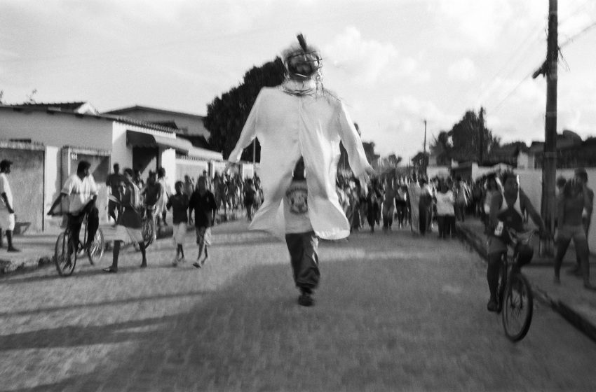  Mateus Sá lança galeria inédita sobre o Carnaval de Olinda com conteúdo acessível Projeto reúne 50 fotografias do acervo do fotógrafo, produzidas desde 1997, e marca os primeiros resultados da pesquisa “Olinda Vista de Dentro”, financiada pelo Funcultura