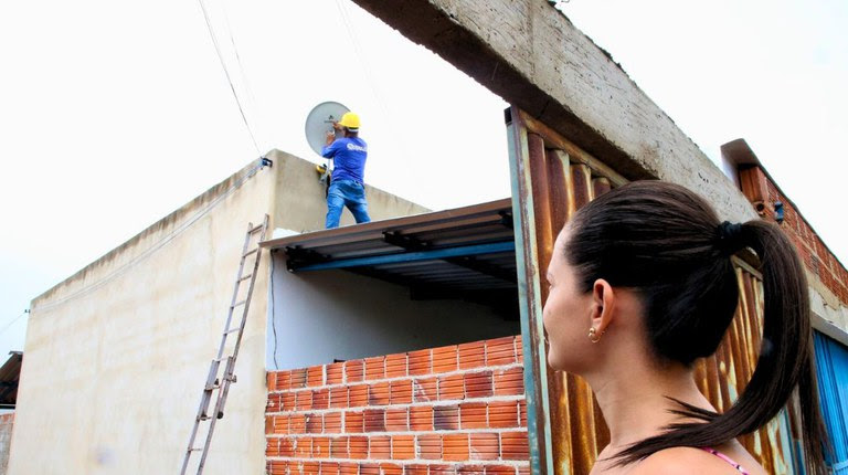  Governo do Brasil entrega 560 mil parabólicas digitais em Pernambuco e amplia acesso à TV aberta Distribuição gratuita por meio dos programas Siga Antenado e Brasil Antenado beneficiou famílias inscritas no Cadastro Único em 184 municípios do estado