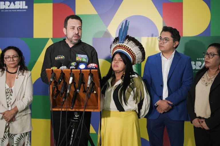  Lula revoga decreto 12.600 após mobilização de povos indígenas do Tapajós Decisão foi anunciada pelos ministros Guilherme Boulos e Sônia Guajajara após reunião com lideranças; governo reafirma compromisso com a escuta e a Convenção 169 da OIT
