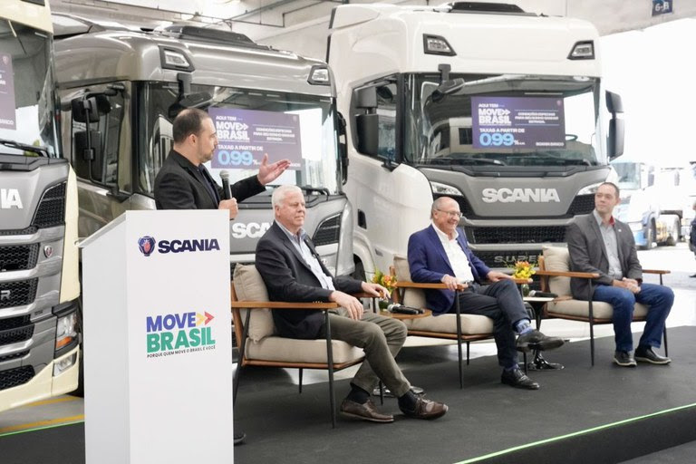  Move Brasil completa um mês com R$ 1,9 bilhão em créditos aprovados para caminhões Programa do Governo Federal já contabiliza 1,7 mil operações em todo o país e oferece financiamento com juros abaixo do mercado para veículos novos e seminovos