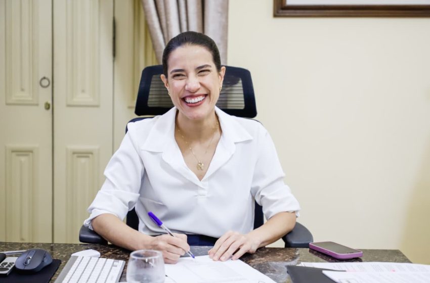  Governo de Pernambuco envia à Alepe projeto de reajuste salarial para professores Proposta prevê aumento de 5,4% e beneficia mais de 77 mil profissionais da educação em todo o estado