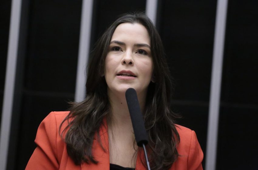  Câmara dos Deputados do Brasil aprova projeto de Maria Arraes que prevê pensão maior quando um dos pais é ausente