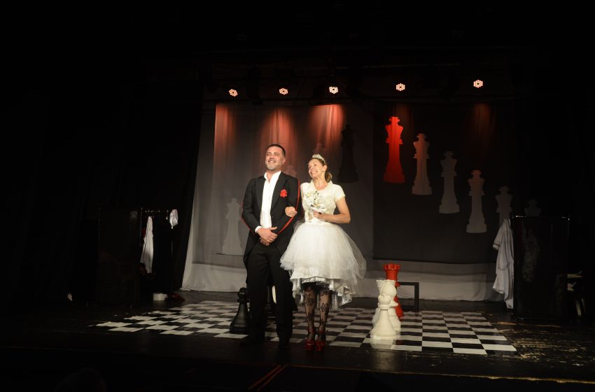 “Casa, Comida e Alma Lavada” chega ao Recife com Bianca Rinaldi e Rodrigo Phavanello Comédia sobre os altos e baixos do casamento será apresentada pela primeira vez no Teatro do Parque neste sábado (28)