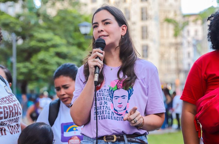  Maria Arraes destaca projeto que prevê R$ 5 bilhões para combate à violência contra a mulher durante ato no Recife