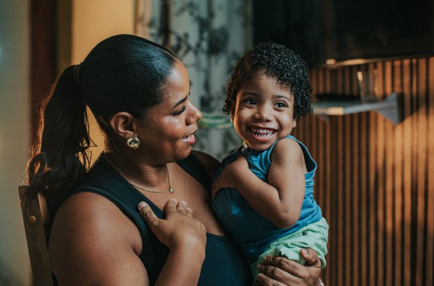 Documentário Aprendi com Você retrata maternidade atípica e vínculo na primeira infância Dirigido por João Alberes, filme ambientado em Feira Nova aborda desafios e afetos no cuidado de crianças com condições de saúde complexas