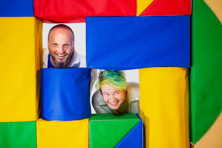  Espetáculo SomemoS transforma objetos do cotidiano em experiência sonora na CAIXA Cultural Recife Projeto gratuito convida crianças a explorar sons, escuta e criatividade em ambiente imersivo e participativo