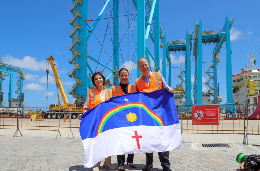  Raquel Lyra celebra chegada de equipamentos de R$ 241 milhões para terminal eletrificado em Complexo Industrial Portuário de Suape Entrega de 28 equipamentos ao APM Terminals marca avanço na implantação do primeiro terminal portuário 100% eletrificado da região e deve gerar 2.500 empregos indiretos