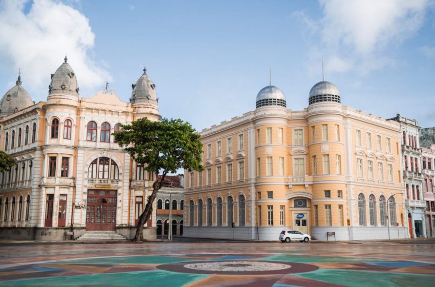  Recife celebra 489 anos com quase 20 dias de programação cultural gratuita Agenda preparada pela Prefeitura do Recife inclui concertos, festivais, paraquedismo, cinema ao ar livre e eventos culturais até 29 de março.