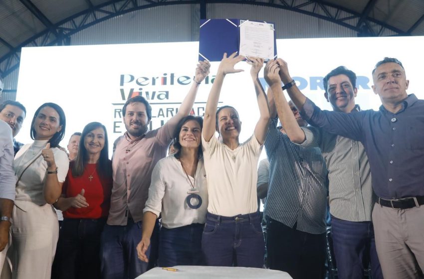  Raquel Lyra entrega 700 títulos de propriedade e anuncia obras de água e creche em Vitória de Santo Antão Investimentos incluem novo sistema de abastecimento para o distrito de Pirituba, regularização fundiária pelo programa Morar Bem PE e construção de centro de educação infantil
