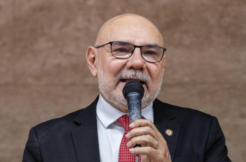  Reitor da UFPE reafirma permanência no cargo e defende universidade como trincheira da democracia Durante ato da Comissão da Memória e Verdade, gestor destaca papel da educação pública na resistência ao autoritarismo e descarta candidatura para seguir à frente da instituição