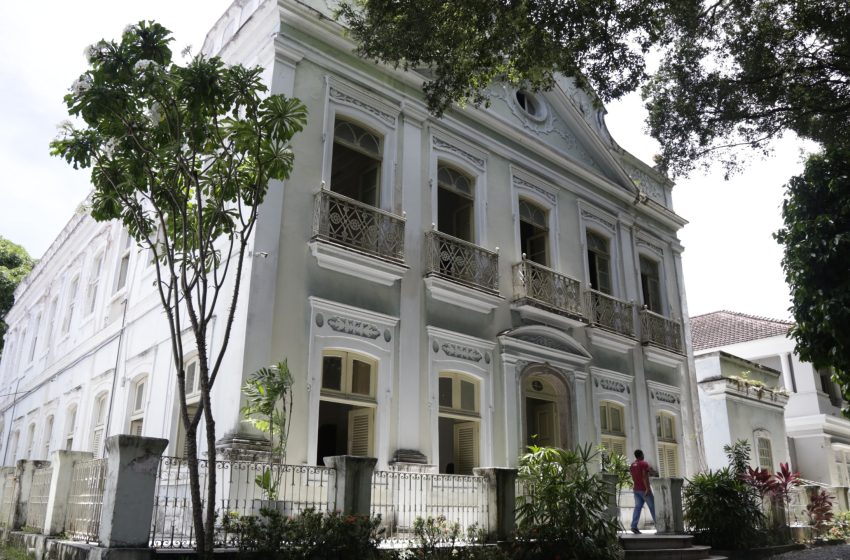  Pernambuco lança edital de cátedras franco-brasileiras para impulsionar cooperação científica Iniciativa da Secti e Facepe, em parceria com a Embaixada da França, incentiva intercâmbio de pesquisadores e mobilidade acadêmica internacional