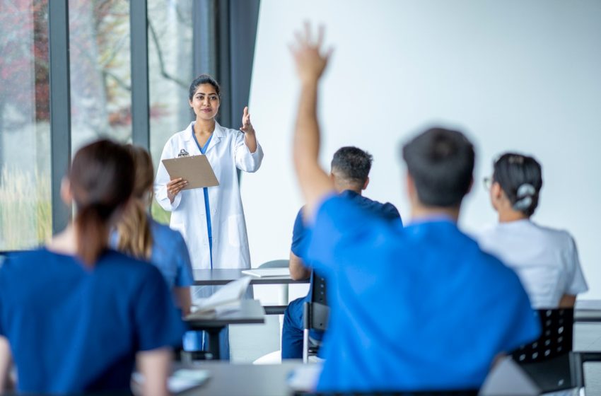  Faculdades na área de saúde seguem entre as mais procuradas no Brasil Levantamento aponta alta nas buscas por cursos e destaca demanda global crescente por profissionais até 2030