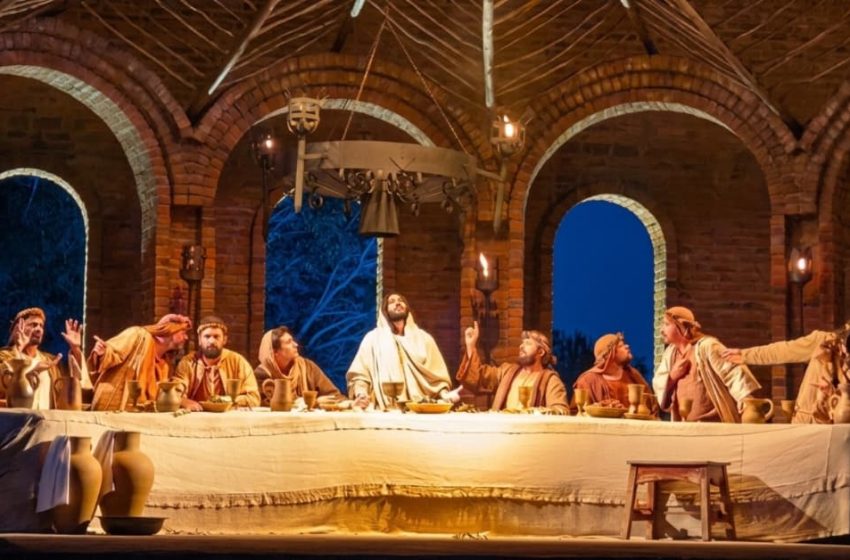  Raquel Lyra prestigia pré-estreia da Paixão de Cristo de Nova Jerusalém Espetáculo no Brejo da Madre de Deus celebra 57 anos e homenageia o centenário de Plínio Pacheco