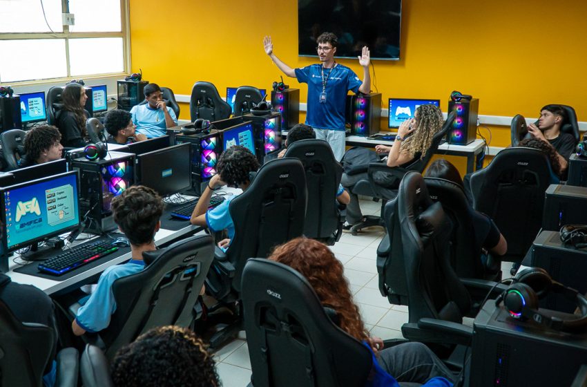  Pé-de-Meia reduz evasão escolar e ajuda jovens a planejar o futuro Programa federal faz com que 1 em cada 4 estudantes que pensavam em abandonar o ensino médio permaneça na escola, aponta estudo