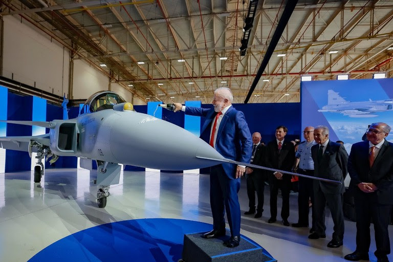  Brasil apresenta primeiro caça supersônico produzido integralmente no país com presença de Lula F-39E Gripen, desenvolvido pela Embraer em parceria com a Saab, marca avanço histórico da indústria aeronáutica e gera mais de 13 mil empregos